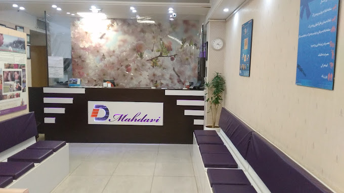 آزمایشگاه تست تیروئید در صادقیه در دنیای مدرن امروز، سلامت فردی از اهمیت بالایی برخوردار است و آزمایش‌های پزشکی نقش کلیدی در تشخیص و درمان بیماری‌ها ایفا می‌کنند. یکی از مهم‌ترین تست‌ها، آزمایشات تیروئید است که به بررسی عملکرد غده تیروئید و تشخیص اختلالات مرتبط با آن کمک می‌کند. آزمایشگاه دکتر مهدوی در صادقیه به عنوان یکی از مراکز معتبر در این زمینه، خدمات متنوعی را در اختیار بیماران قرار می‌دهد. در این مقاله به بررسی جوانب مختلف آزمایشگاه دکتر مهدوی، انواع آزمایشات تیروئید، اهمیت این آزمایشات، فرآیند انجام آزمایشات و نکات مهمی که بیماران باید در نظر داشته باشند، خواهیم پرداخت.  1. اهمیت آزمایش‌های تیروئید غده تیروئید، که در ناحیه گردن قرار دارد، هورمون‌هایی تولید می‌کند که تأثیر زیادی بر متابولیسم بدن، رشد و توسعه سلول‌ها دارند. اختلال در عملکرد این غده می‌تواند پیامدهای جدی بر سلامت فرد داشته باشد. بنابراین، انجام آزمایشات تیروئید برای تشخیص زودهنگام و مدیریت بیماری‌های مرتبط با آن بسیار حیاتی است.  2. انواع آزمایشات تیروئید آزمایشگاه جوابدهی آنلاین آزمایشگاه دکتر مهدوی در صادقیه انواع مختلف آزمایشات تیروئید را ارائه می‌دهد، از جمله: - آزمایش TSH: این آزمایش به بررسی سطح هورمون محرک تیروئید می‌پردازد و نشان‌دهنده عملکرد غده هیپوفیز است. - آزمایش T3 و T4: این دو هورمون اصلی تیروئید هستند که به تنظیم متابولیسم کمک می‌کنند. - آزمایش آنتی‌بادی‌های تیروئید: این آزمایشات برای تشخیص اختلالات خودایمنی مانند بیماری هاشیموتو و بیماری گریوز استفاده می‌شوند.  3. فرآیند انجام آزمایش انجام آزمایش‌های تیروئید در  آزمایشگاه مهدوی صادقیه به سادگی و با رعایت تمامی استانداردهای بهداشتی انجام می‌شود. بیماران ابتدا باید به پزشک مراجعه کنند تا آزمایش‌های لازم تجویز شود. سپس مراحل زیر طی می‌شود: نوبت‌گیری: بیمار می‌تواند به صورت آنلاین یا تلفنی نوبت بگیرد. نمونه‌گیری: در روز نوبت، بیمار به آزمایشگاه مراجعه کرده و نمونه خون او گرفته می‌شود. تحلیل نمونه: نمونه‌های خون در آزمایشگاه مورد بررسی قرار می‌گیرند و نتایج به سرعت آماده می‌شود.  4. نکات مهم قبل از آزمایش قبل از انجام آزمایش تیروئید، بیماران باید به چند نکته توجه کنند: - رژیم غذایی: ممکن است پزشک توصیه کند که بیماران قبل از آزمایش از مصرف غذاهای خاص خودداری کنند. - داروها: برخی از داروها می‌توانند نتایج آزمایش را تحت تأثیر قرار دهند، بنابراین بیماران باید پزشک را در جریان مصرف داروهای خود قرار دهند. - زمان مناسب: برخی آزمایش‌ها نیاز به انجام در زمان خاصی از روز دارند.  5. تفسیر نتایج نتایج آزمایشات تیروئید باید توسط پزشک متخصص تفسیر شود. سطح هورمون‌های تیروئید می‌تواند نشان‌دهنده وضعیت سلامت تیروئید باشد. به عنوان مثال: - سطح بالا TSH: ممکن است نشان‌دهنده کم‌کاری تیروئید باشد. - سطح پایین TSH: ممکن است به پرکاری تیروئید اشاره کند.  6. خدمات اضافی آزمایشگاه دکتر مهدوی علاوه بر آزمایش‌های تیروئید، آزمایشگاه دکتر مهدوی خدمات دیگری نیز ارائه می‌دهد که شامل: - آزمایش‌های عمومی: مانند بررسی قند خون، چربی خون و سایر پارامترهای سلامت. - آزمایش‌های تخصصی: شامل تست‌های تشخیصی برای بیماری‌های خاص. - مشاوره‌های تخصصی: مشاوره با پزشکان متخصص در زمینه‌های مختلف.  7. مزایای انتخاب آزمایشگاه دکتر مهدوی انتخاب آزمایشگاه دکتر مهدوی در صادقیه مزایای زیادی دارد: - کادر متخصص: این آزمایشگاه دارای کادر مجرب و متخصص در زمینه‌های مختلف پزشکی است. - تجهیزات مدرن: استفاده از تجهیزات و تکنولوژی‌های پیشرفته برای انجام آزمایشات. - دقت و سرعت: ارائه نتایج دقیق و سریع به بیماران. تجربه بیماران در آزمایشگاه دکتر مهدوی بسیاری از بیماران که از خدمات آزمایشگاه دکتر مهدوی استفاده کرده‌اند، از تجربه خود راضی بوده و به کیفیت خدمات این مرکز اشاره می‌کنند. نظرات مثبت بیماران نشان‌دهنده تعهد این آزمایشگاه به ارائه خدمات با کیفیت و رضایت‌مندی مشتریان است. آموزش و اطلاع‌رسانی آزمایشگاه دکتر مهدوی به اهمیت آموزش بیماران در زمینه سلامت و پیشگیری از بیماری‌ها اعتقاد دارد. این آزمایشگاه با برگزاری سمینارها و ارائه مطالب آموزشی، بیماران را در زمینه سلامت تیروئید و دیگر مسائل بهداشتی آگاه می‌کند. نتیجه‌گیری در نهایت، آزمایشگاه دکتر مهدوی در صادقیه به عنوان یکی از مراکز معتبر در زمینه آزمایشات تیروئید، خدمات متنوع و با کیفیتی را به بیماران ارائه می‌دهد. انجام به موقع آزمایشات تیروئید و پیگیری نتایج آن می‌تواند به تشخیص زودهنگام و درمان مؤثر بیماری‌ها کمک کند. با توجه به اهمیت سلامت تیروئید، انتخاب یک آزمایشگاه معتبر و متخصص مانند آزمایشگاه دکتر مهدوی می‌تواند نقش مهمی در حفظ سلامت فردی ایفا کند. لذا توصیه می‌شود بیماران با مراجعه به این آزمایشگاه و استفاده از خدمات آن، گام‌های مؤثری در راستای حفظ سلامت خود بردارند. آزمایشگاه خوب در صادقیه جوابدهی آنلاین آزمایشگاه مهدوی صادقیه