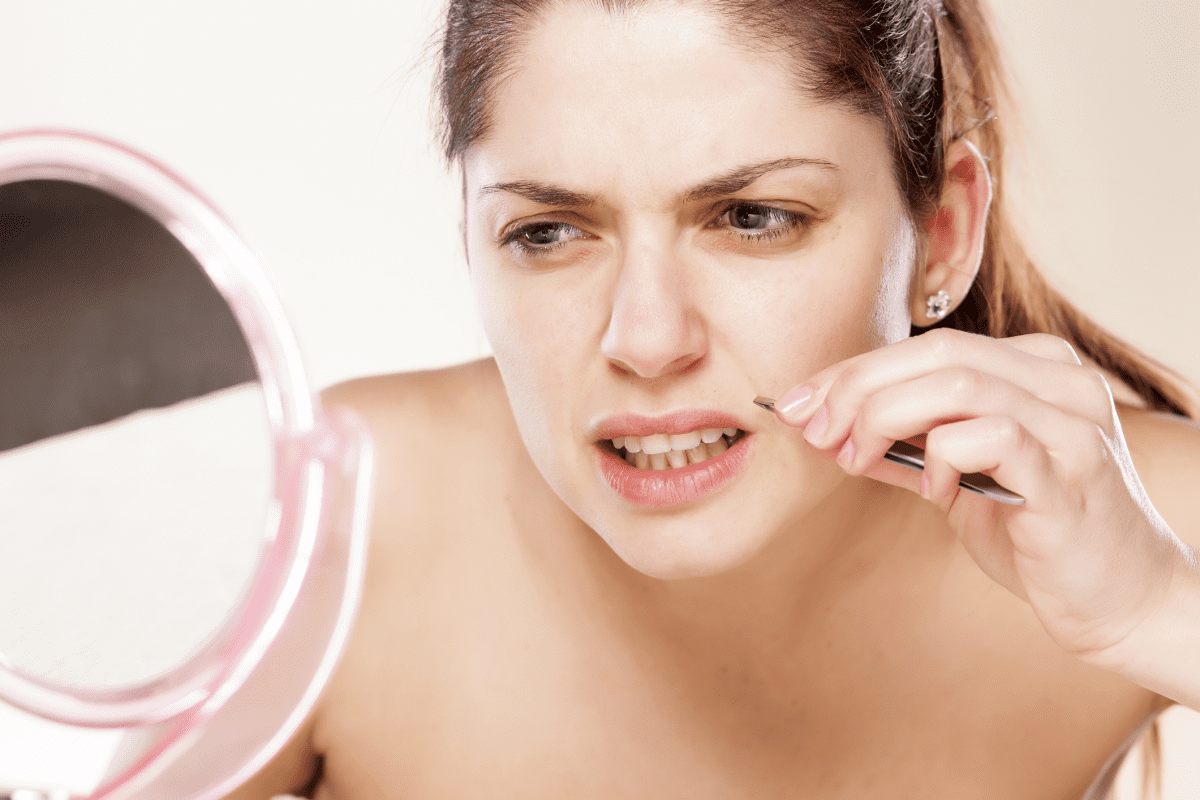 چه چیزی باعث افزایش هورمون مردانه در زنان میشود